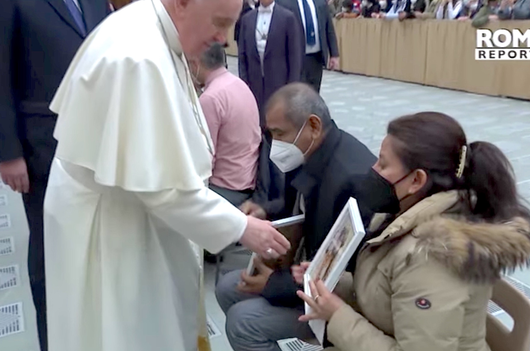 El papa Francisco consuela a los papás de Antonella y  Lorena