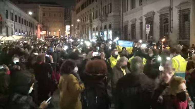 Inmigrantes latinos en Italia solidarios con sus pares ucranianos