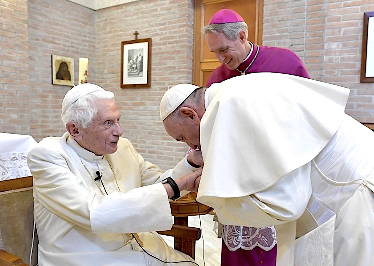La noticia falsa sobre la muerte de Benedicto XVI y la información ‘chatarra’