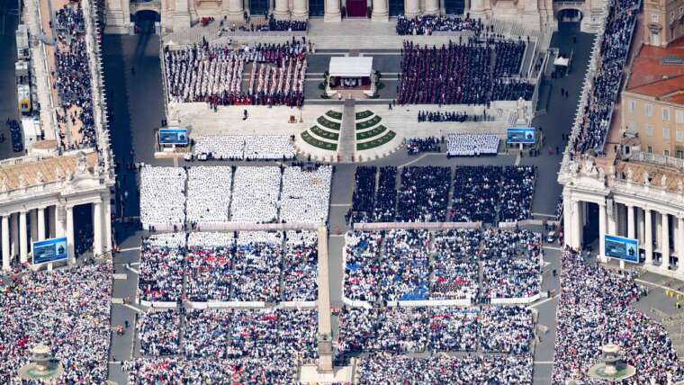El Papa Leon XIV con corazón peruano celebra la misa de inicio de pontificado